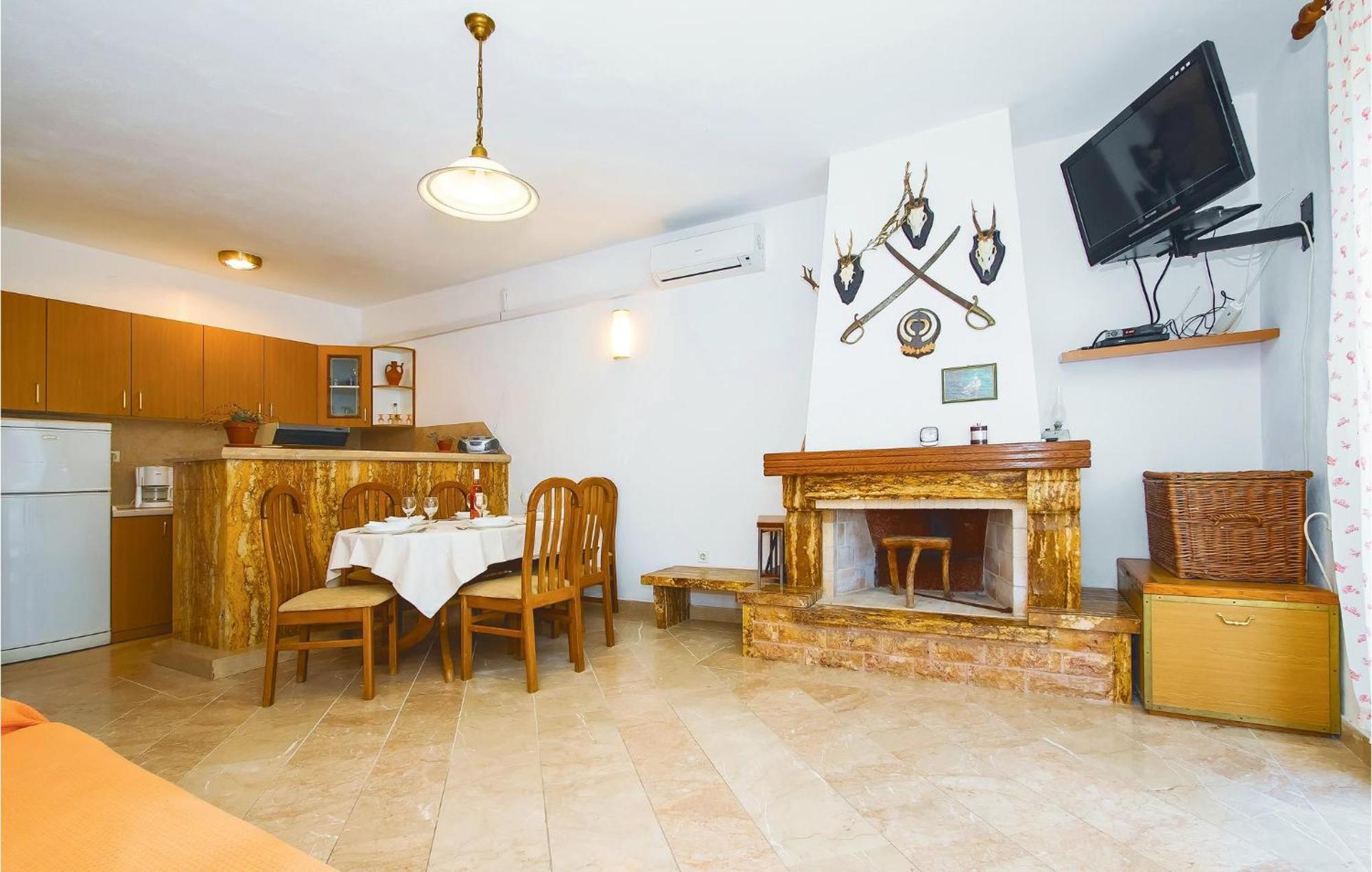 Beautiful Home In Pucisca With Wifi Exterior photo